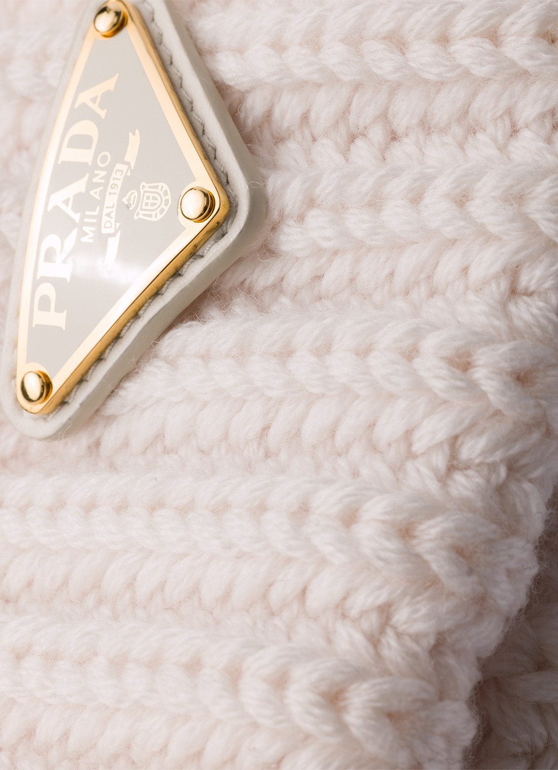 Prada Ribgebreide muts van scheerwol met logo - detail gebroken wit