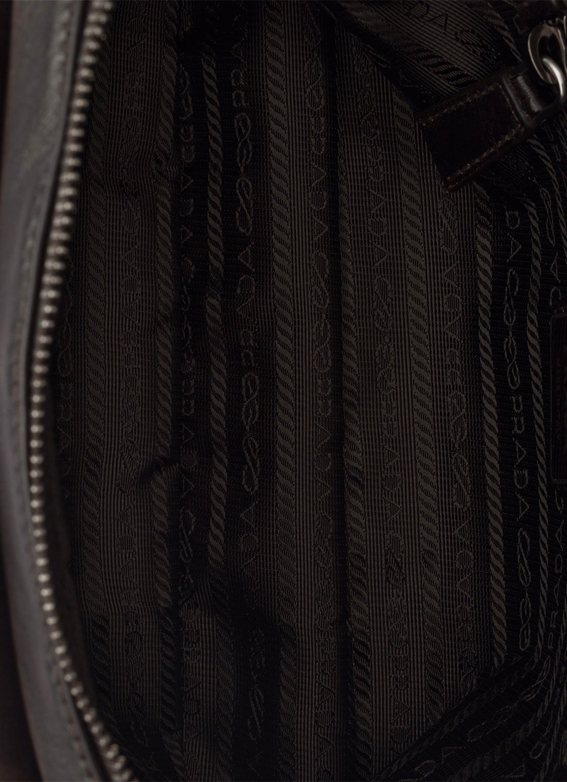 Prada Schoudertas van lamsleer - detail 5 donkerbruin