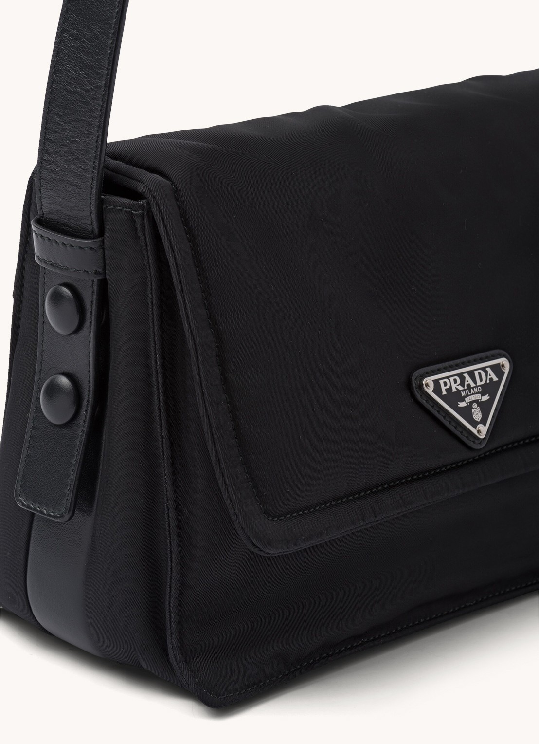 Prada Small Re-Nylon gewatteerde schoudertas met leren details - detail 4 zwart
