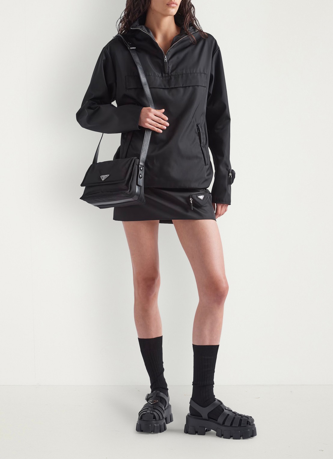 Prada Small Re-Nylon gewatteerde schoudertas met leren details - detail 4 zwart