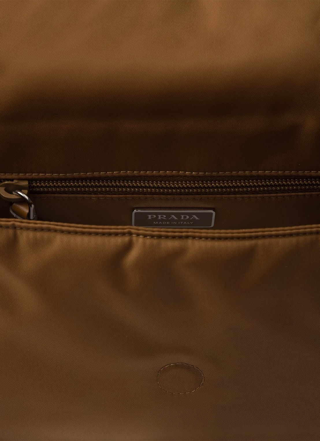 Prada Small Re-Nylon gewatteerde schoudertas met leren details - detail camel