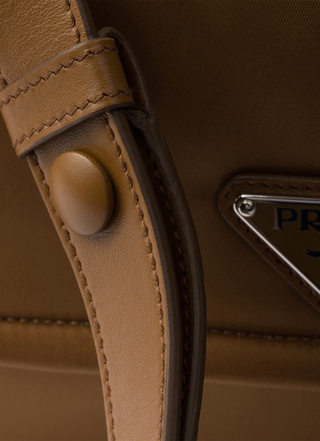 Prada Small Re-Nylon gewatteerde schoudertas met leren details - detail 2 camel