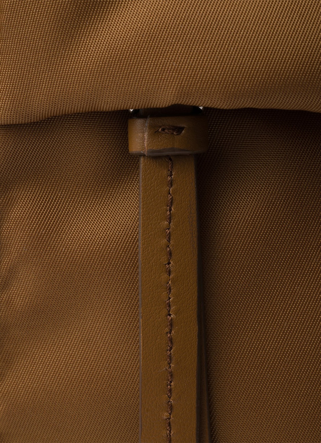 Prada Small Re-Nylon gewatteerde schoudertas met leren details - detail 3 camel