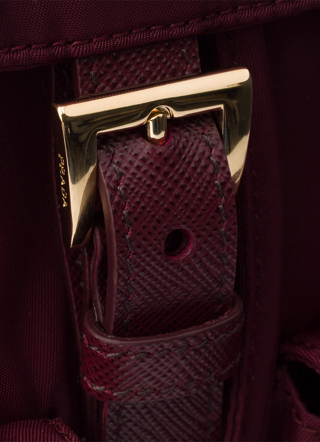 Prada Small Re-Nylon rugzak met logo - detail 5 bordeauxrood