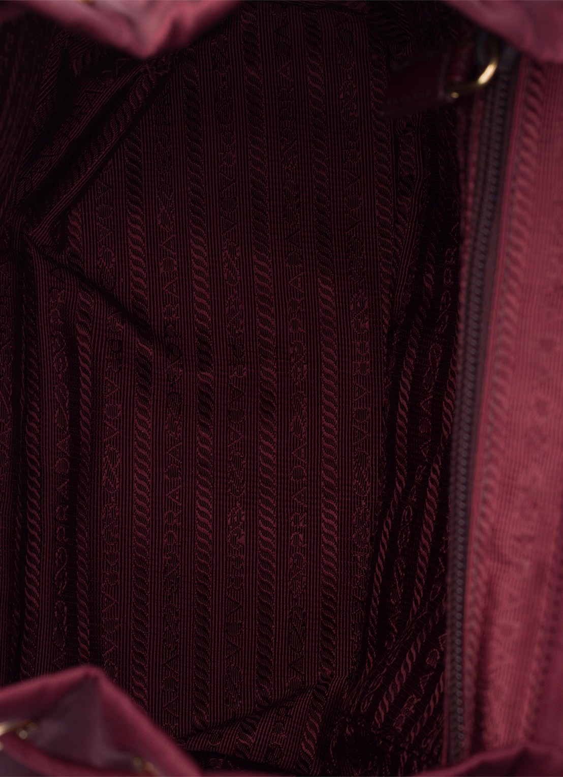 Prada Small Re-Nylon rugzak met logo - detail 6 bordeauxrood