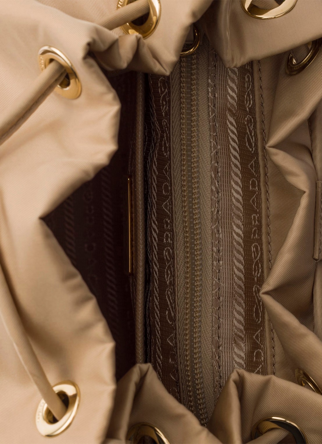 Prada Small Re-Nylon rugzak met logo - detail 2 lichtbruin