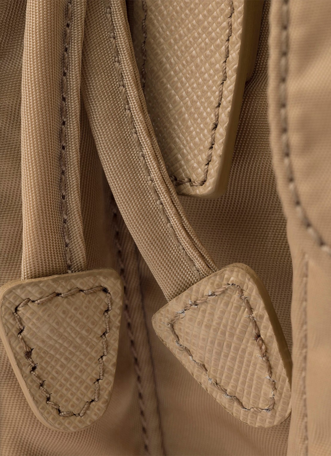 Prada Small Re-Nylon rugzak met logo - detail 3 lichtbruin
