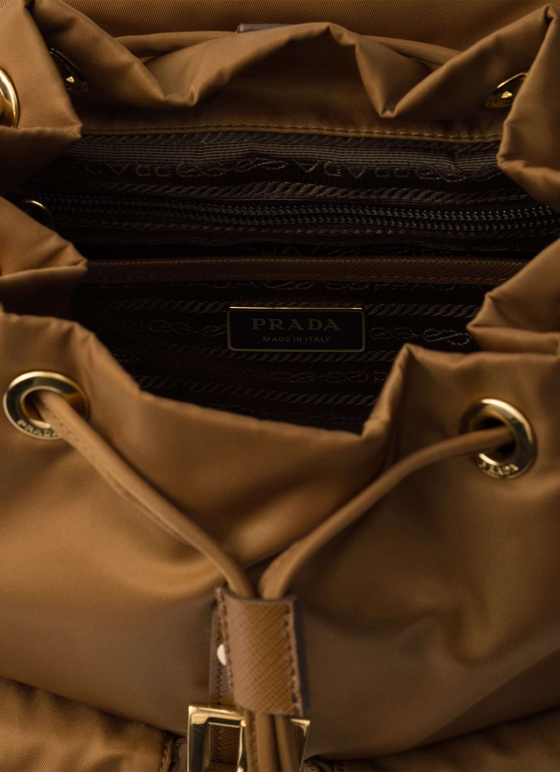 Prada Small Re-Nylon rugzak met logo - detail 3 camel