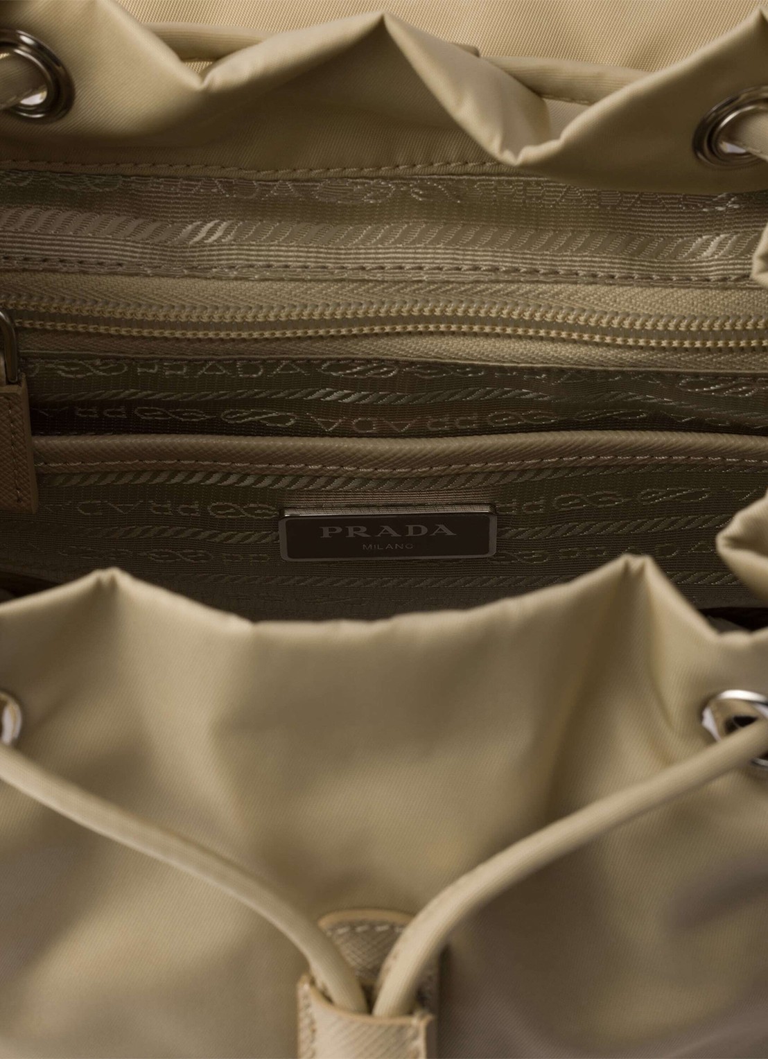 Prada Small Re-Nylon rugzak met logo - detail 6 beige
