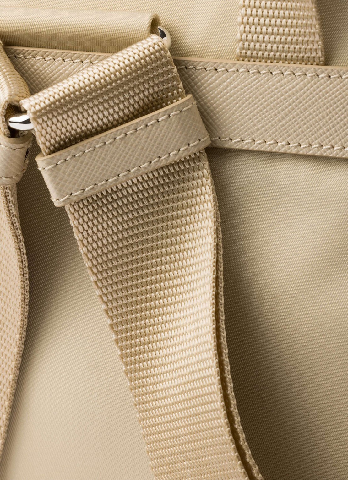 Prada Small Re-Nylon rugzak met logo - detail 7 beige