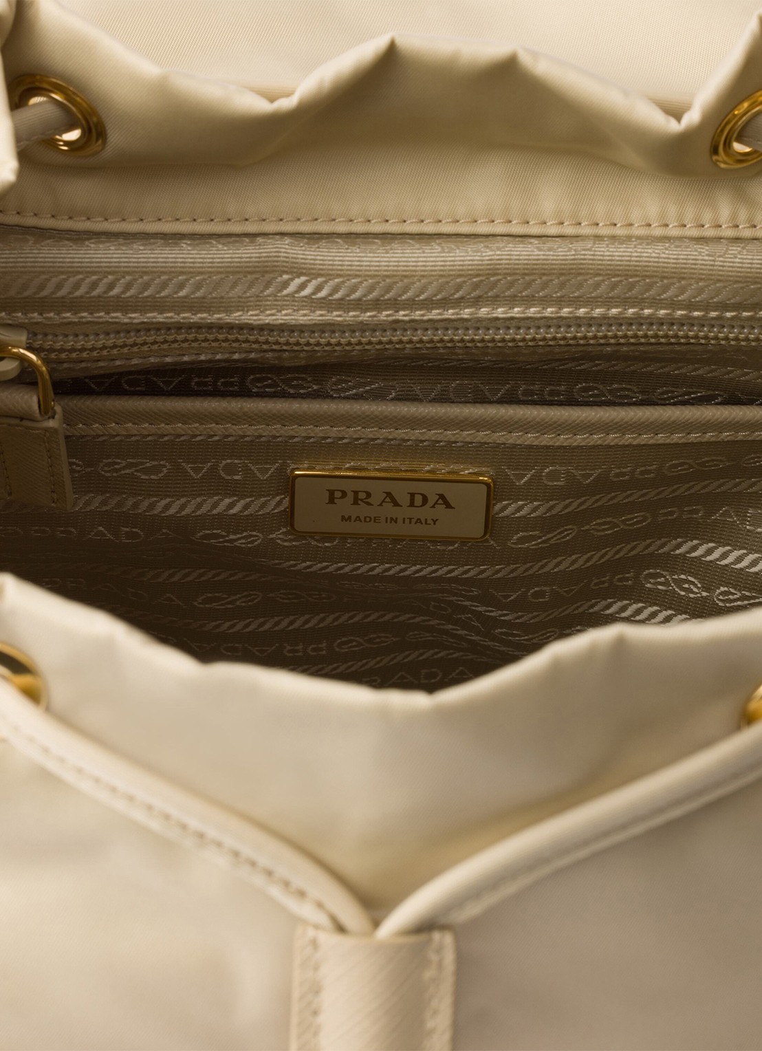 Prada Small Re-Nylon rugzak met logo - detail 9 beige