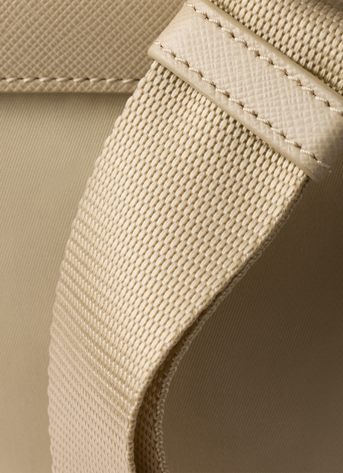 Prada Small Re-Nylon rugzak met logo - detail 10 beige