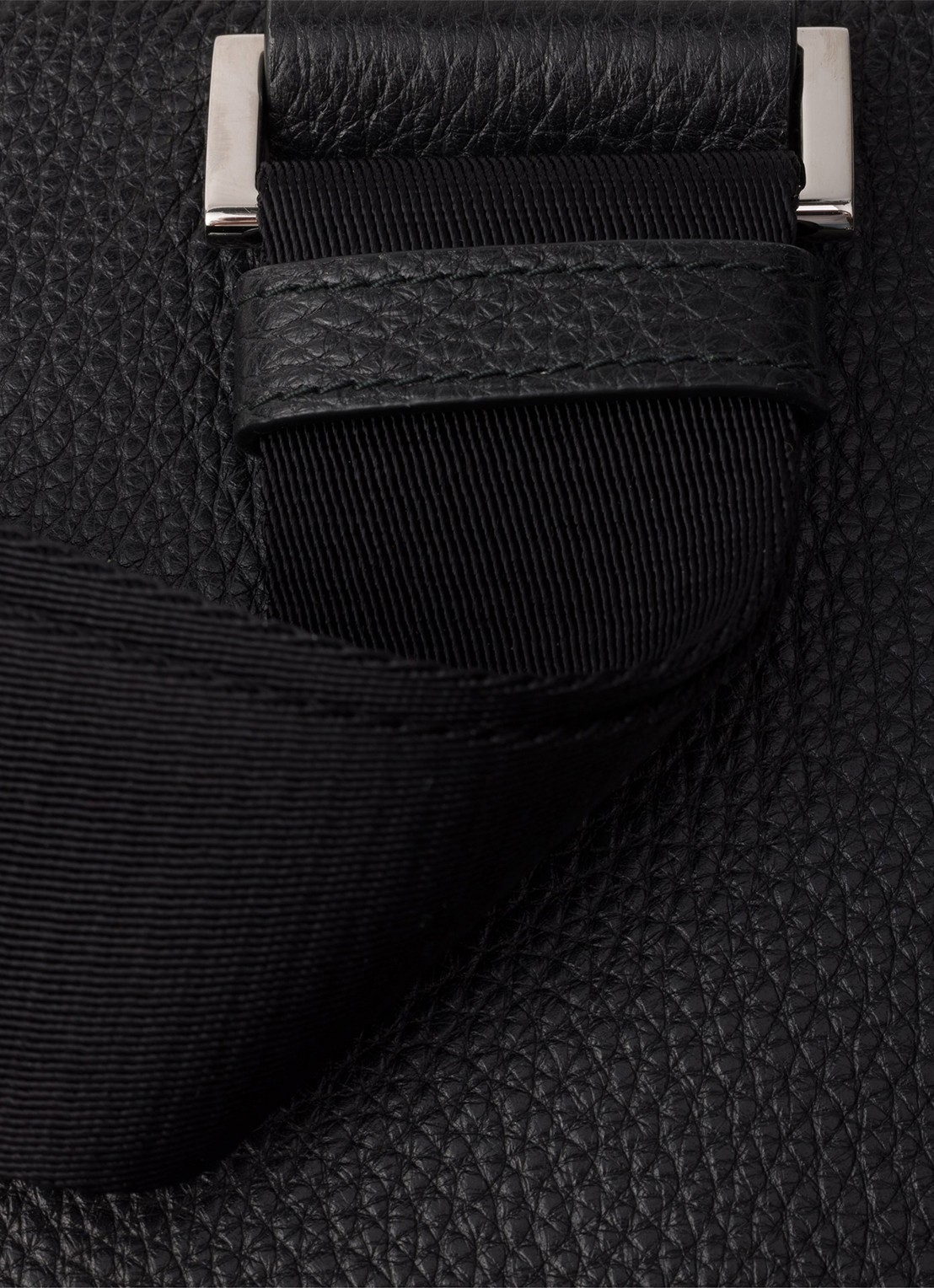 Prada Telefoonhoesje van kalfsleer met schouderriem - detail 2 zwart
