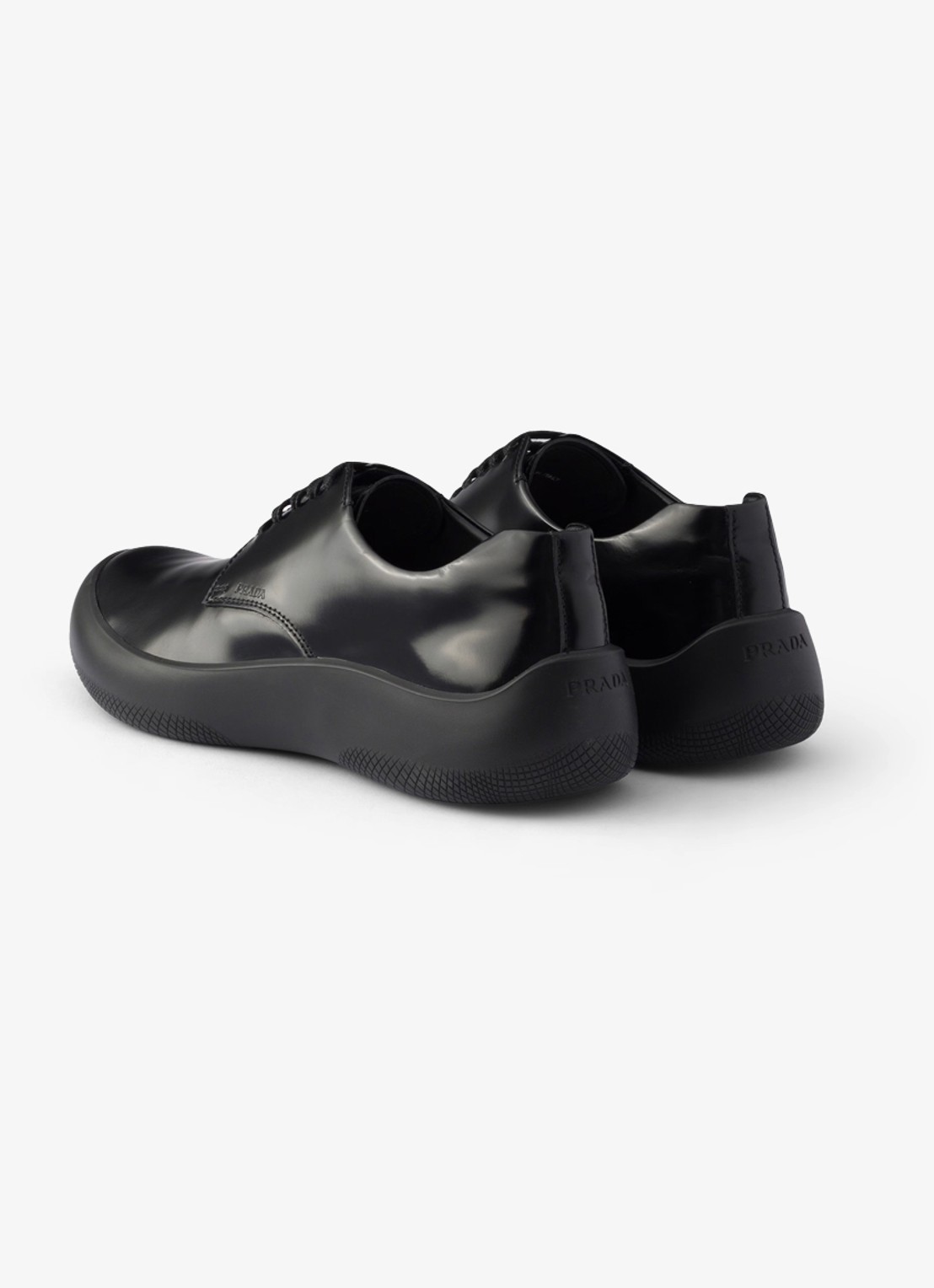 Prada Veterschoen van leer met glanzende finish - achterkant zwart