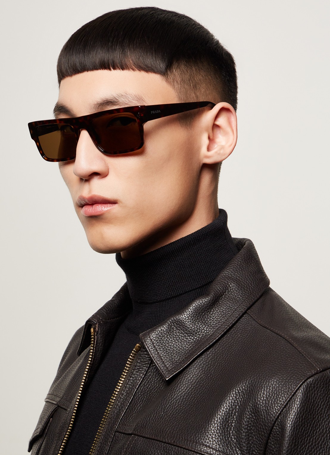 Prada Wayfarer zonnebril gepolariseerd PRA10S - voorkant 2 donkerbruin