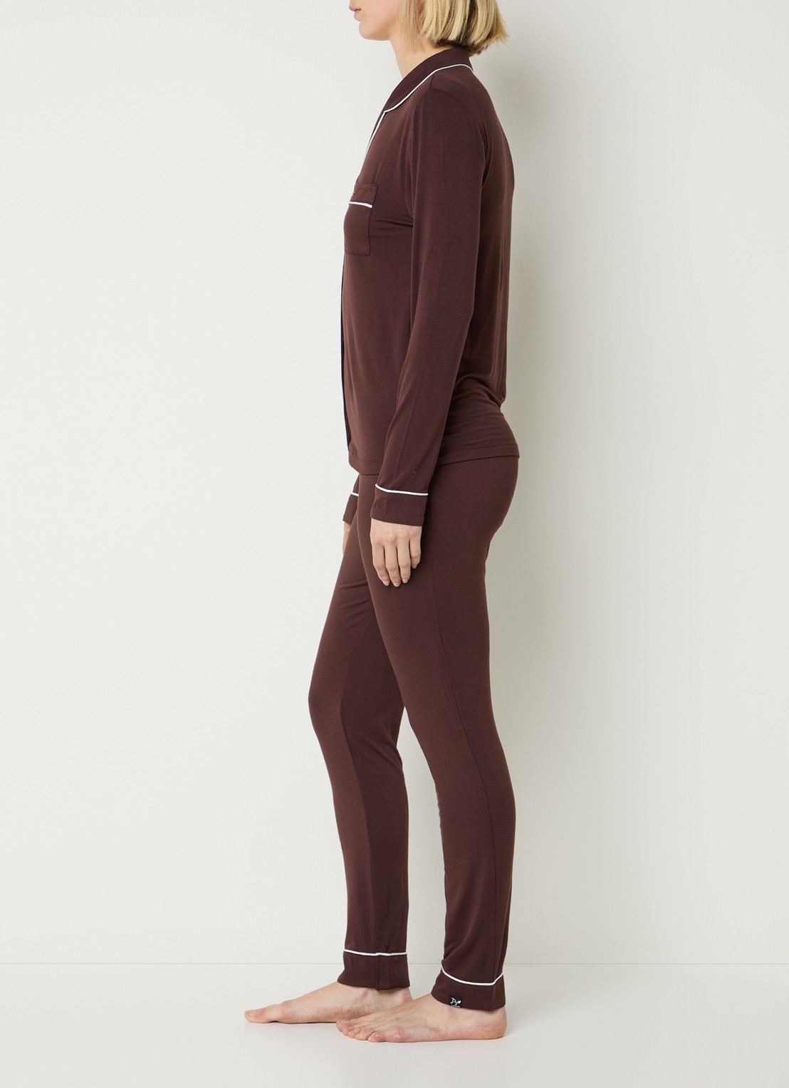 Pretty You Bamboo pyjamaset met contrasterende bies - voorkant 3 donkerbruin