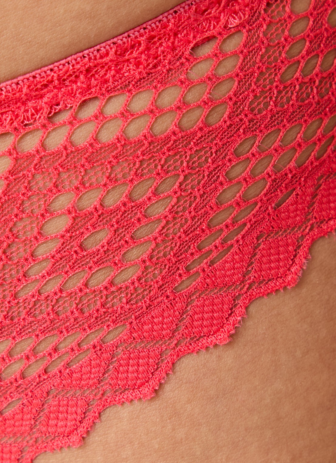 PrimaDonna Grace Bay string met kant - detail 2 koraalrood