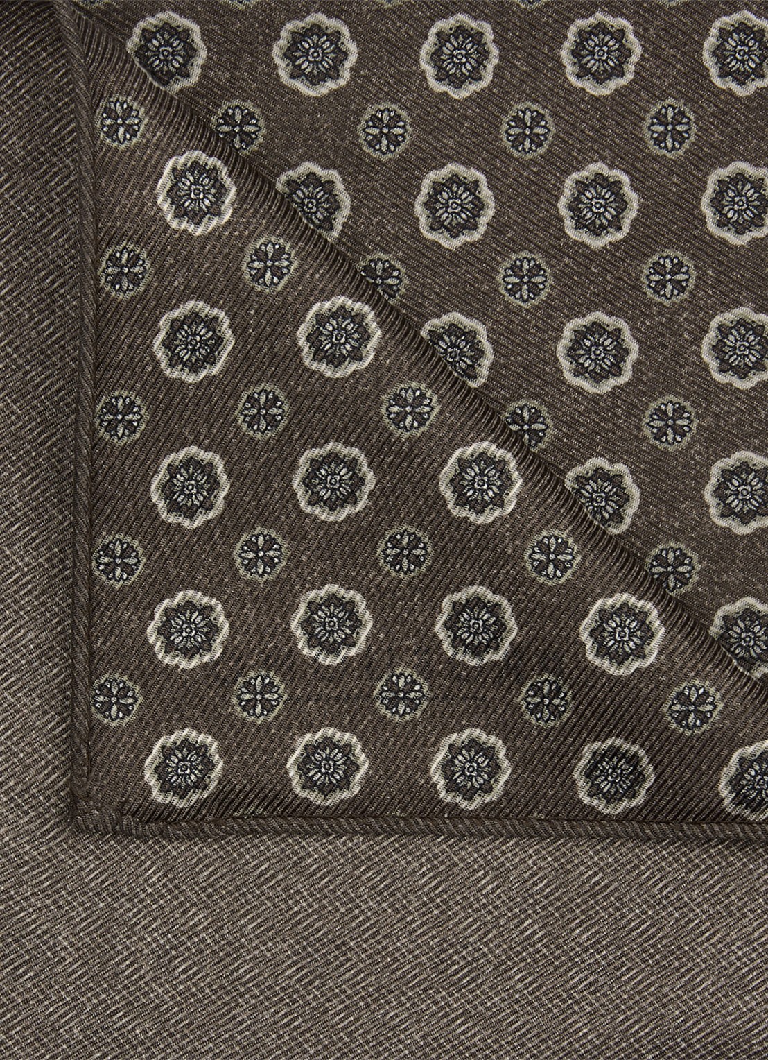Profuomo Pochet van zijde - detail donkerbruin