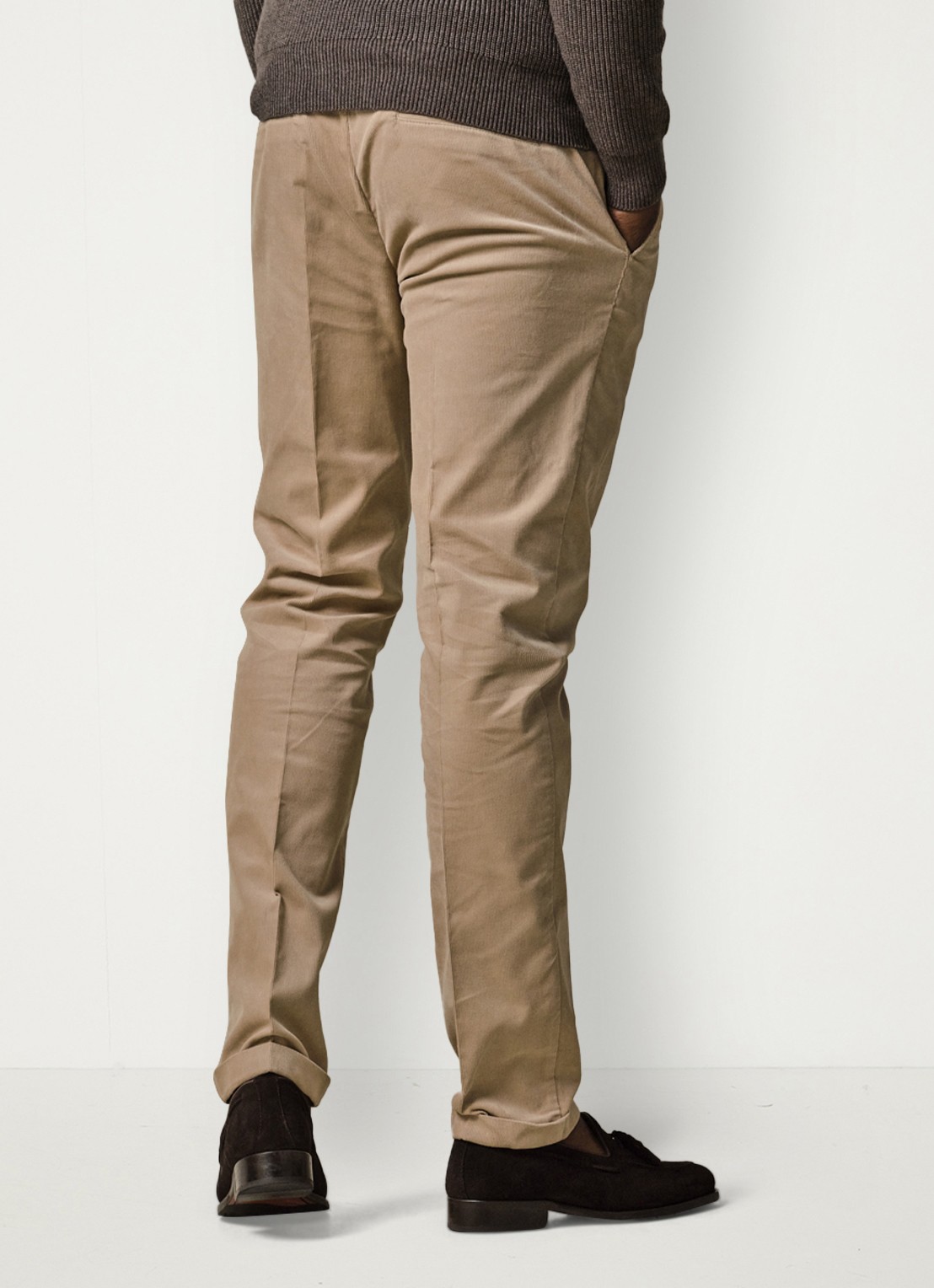 Profuomo Slim fit chino van corduroy met steekzakken - achterkant donkerbeige