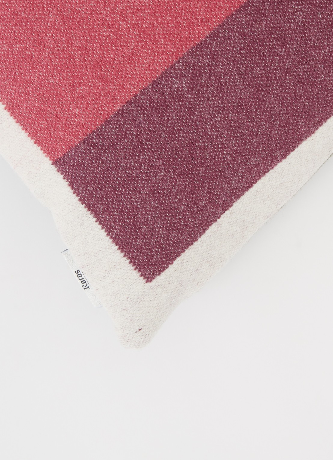 Røros Tweed Åsmund Bold sierkussen 50 x 50 cm - detail roze
