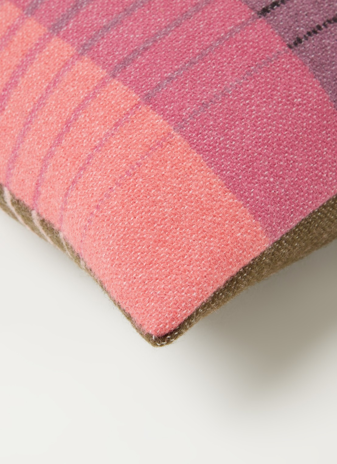 Røros Tweed Asmund Gradient sierkussen 50 x 50 cm - detail 3 roze