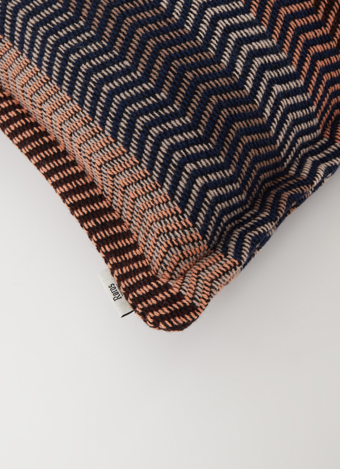 Røros Tweed Fri sierkussen 60 x 60 cm - detail 3 donkerblauw