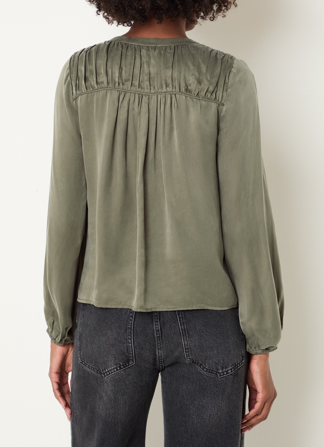 Rails Cadence blouse met glanzende finish en ballonmouw - achterkant olijfgroen