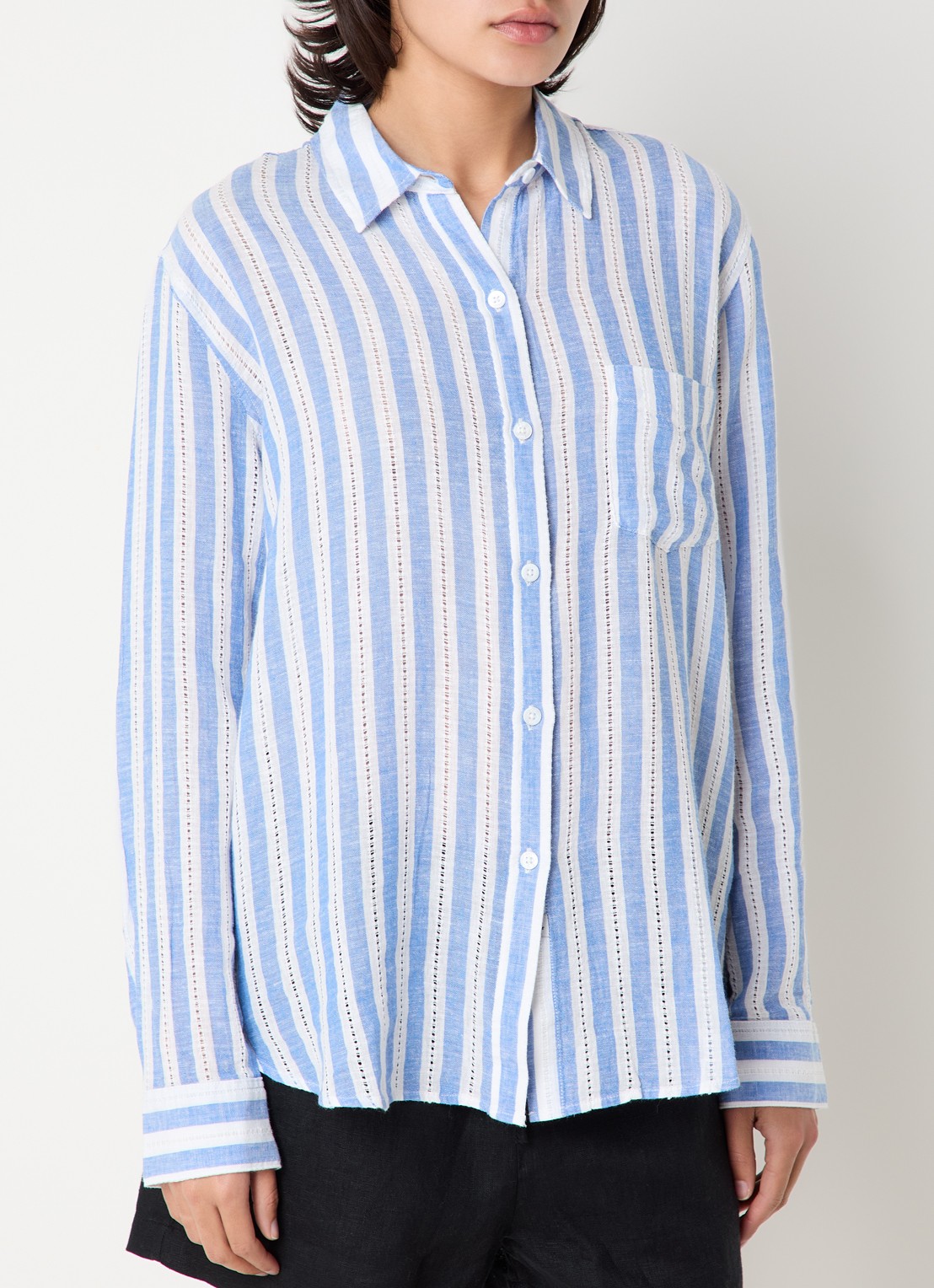 Rails Charli blouse in linnenblend met opengewerkt dessin - detail staalblauw
