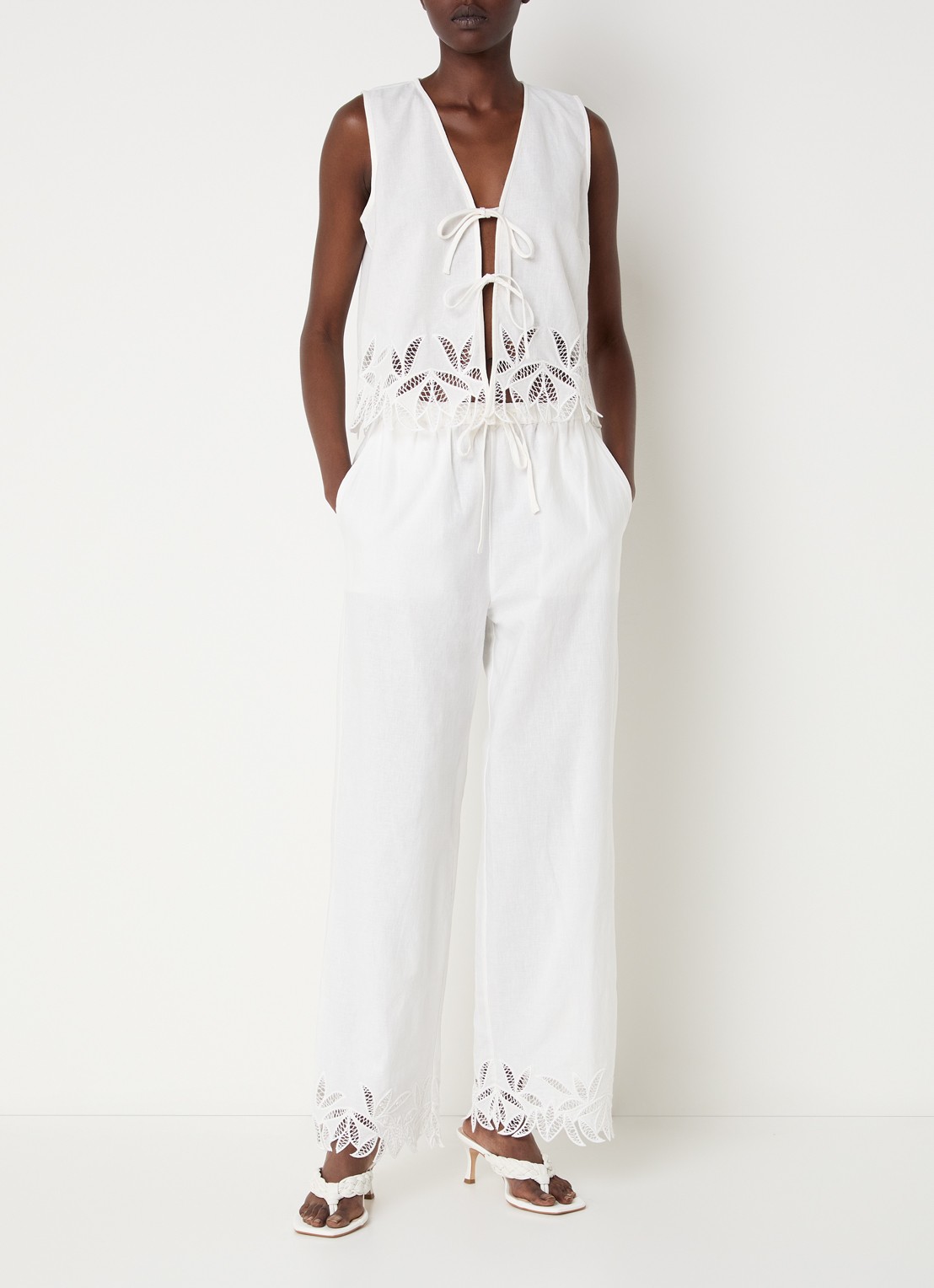 Rails Emmie mid waist loose fit broek met steekzakken en broderie - voorkant 4 gebroken wit