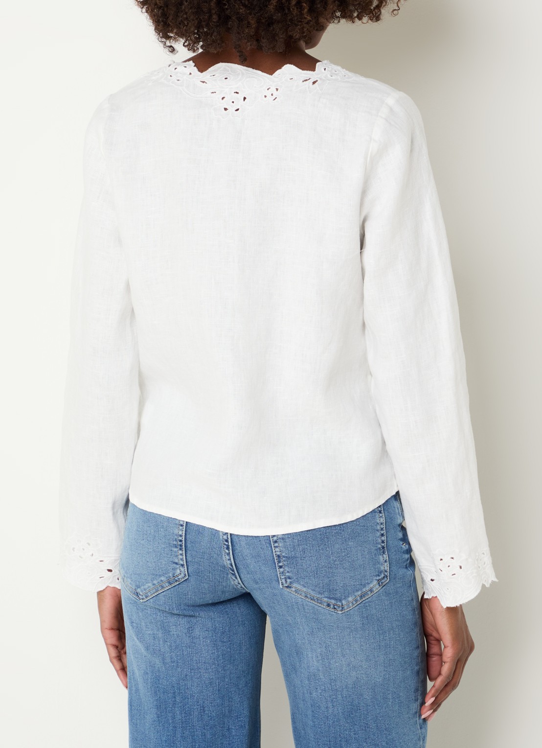 Rails Fleur blouse met broderie en V-hals - achterkant gebroken wit