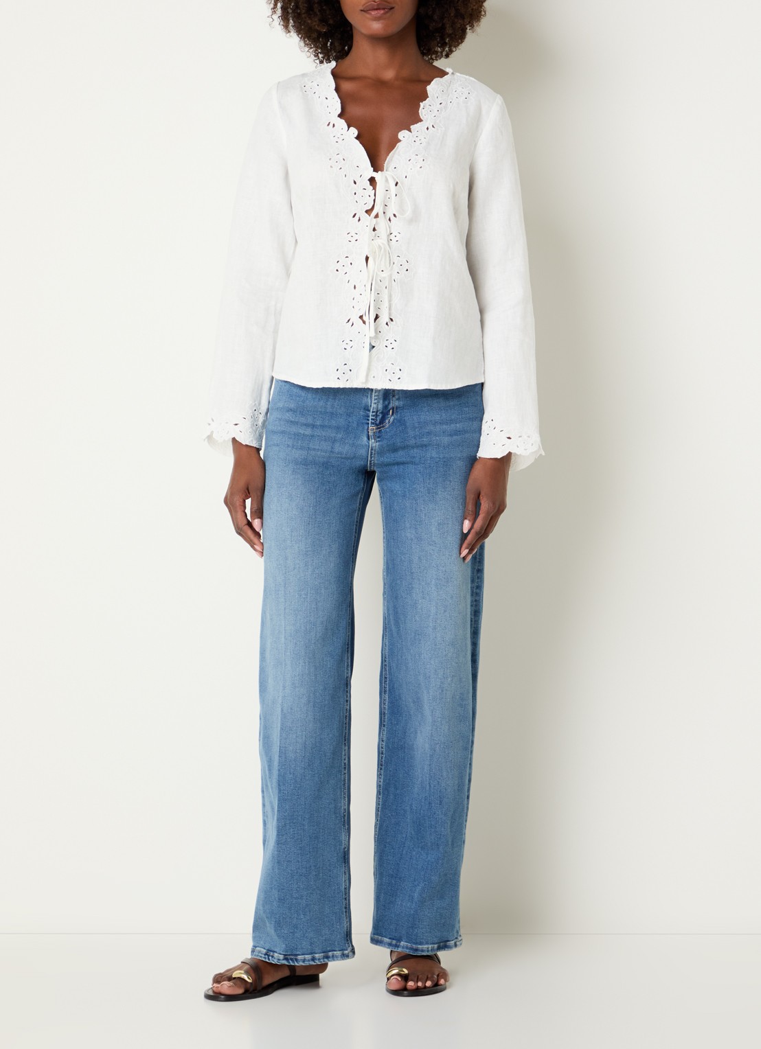 Rails Fleur blouse met broderie en V-hals - voorkant 3 gebroken wit