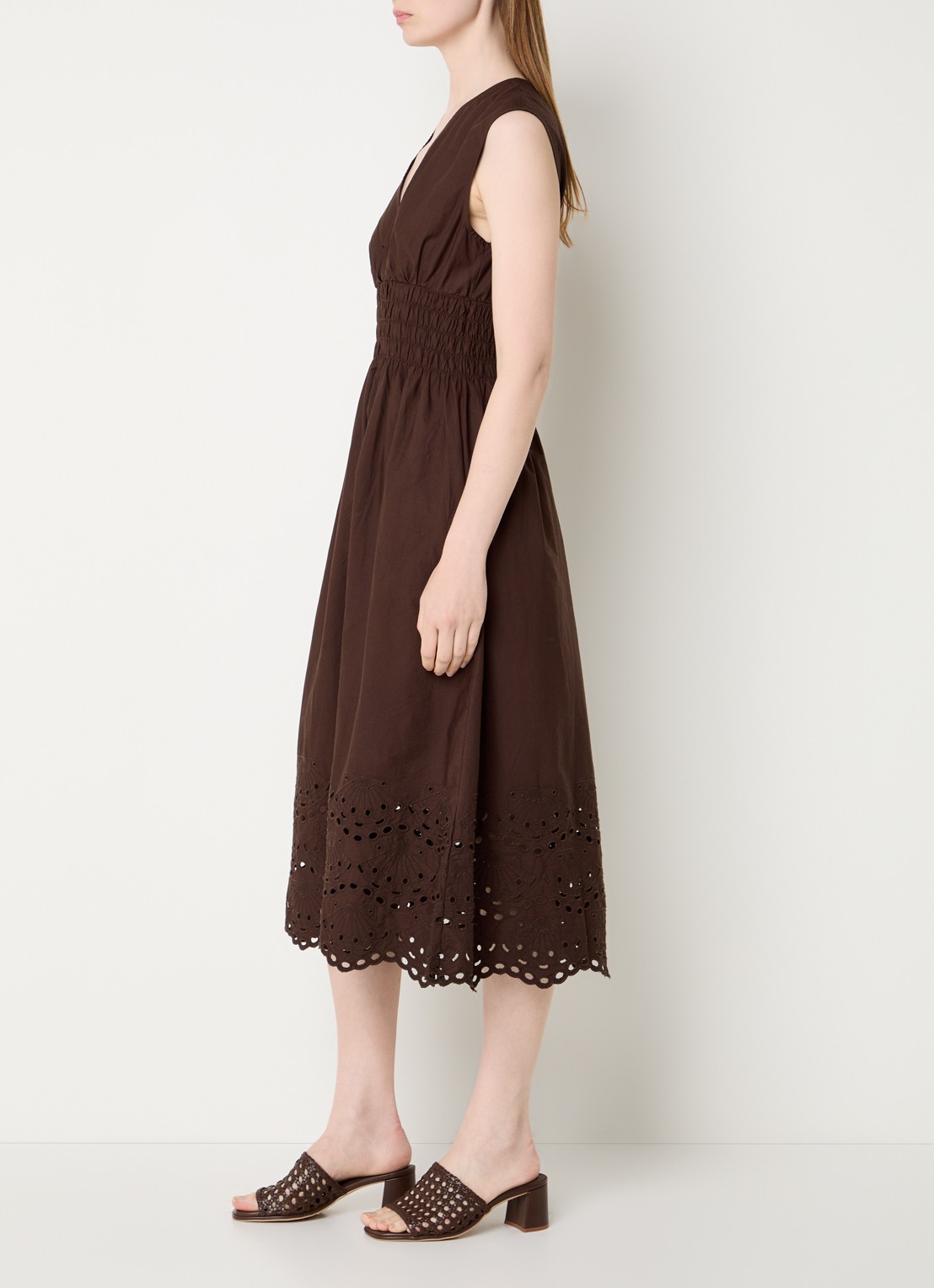 Rails Midi jurk met broderie en V-hals - voorkant 2 donkerbruin