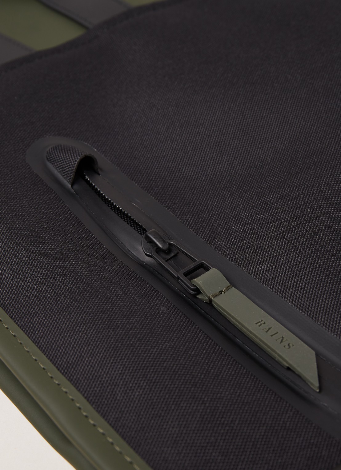 Rains 1280 Mini waterdichte rugzak met 13 inch laptopvak - unisex - detail 5 donkerkhaki