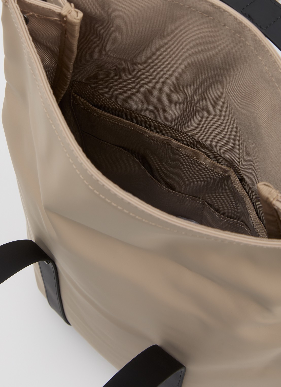 Rains 2 Way Mini rugzak met waterafstotende coating - detail 2 donkerbeige