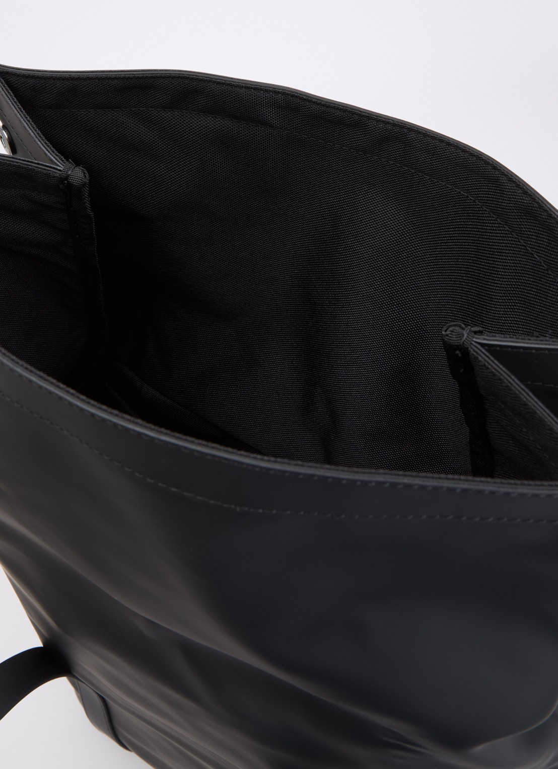Rains 2 Way rugzak met 16 inch laptopvak en waterafstotende coating - detail 2 zwart