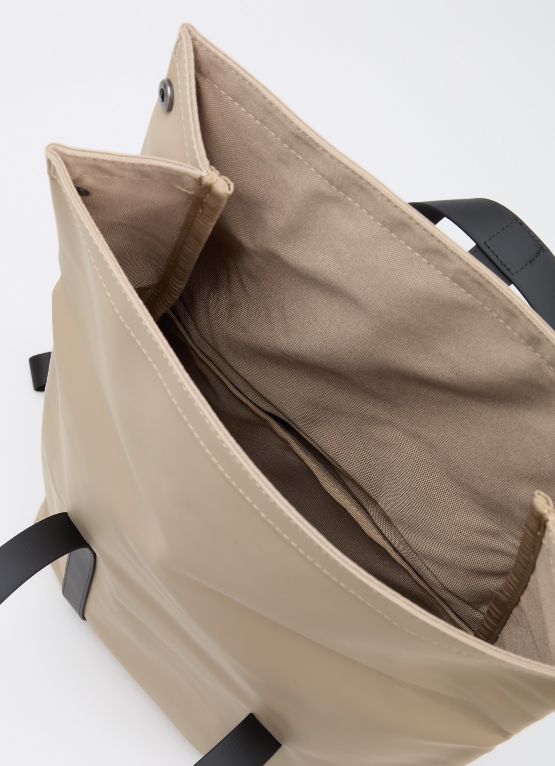 Rains 2 Way rugzak met 16 inch laptopvak en waterafstotende coating - detail 3 beige