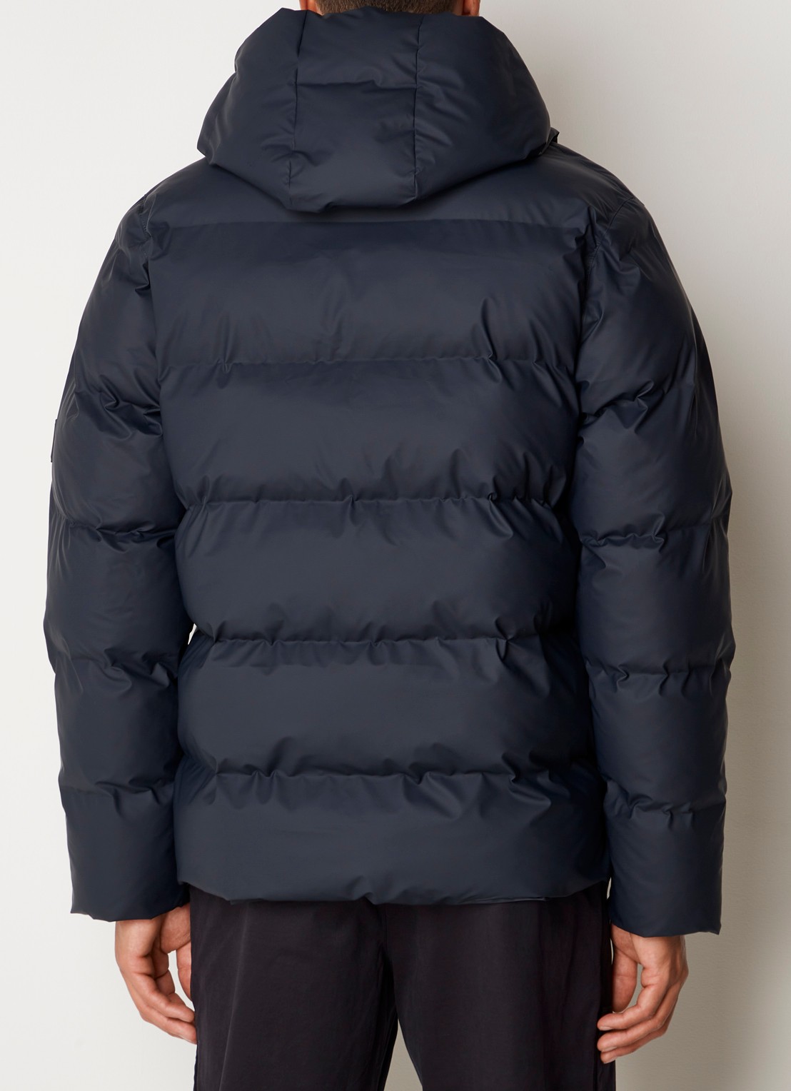 Rains Alta puffer jack met capuchon en steekzakken - achterkant donkerblauw
