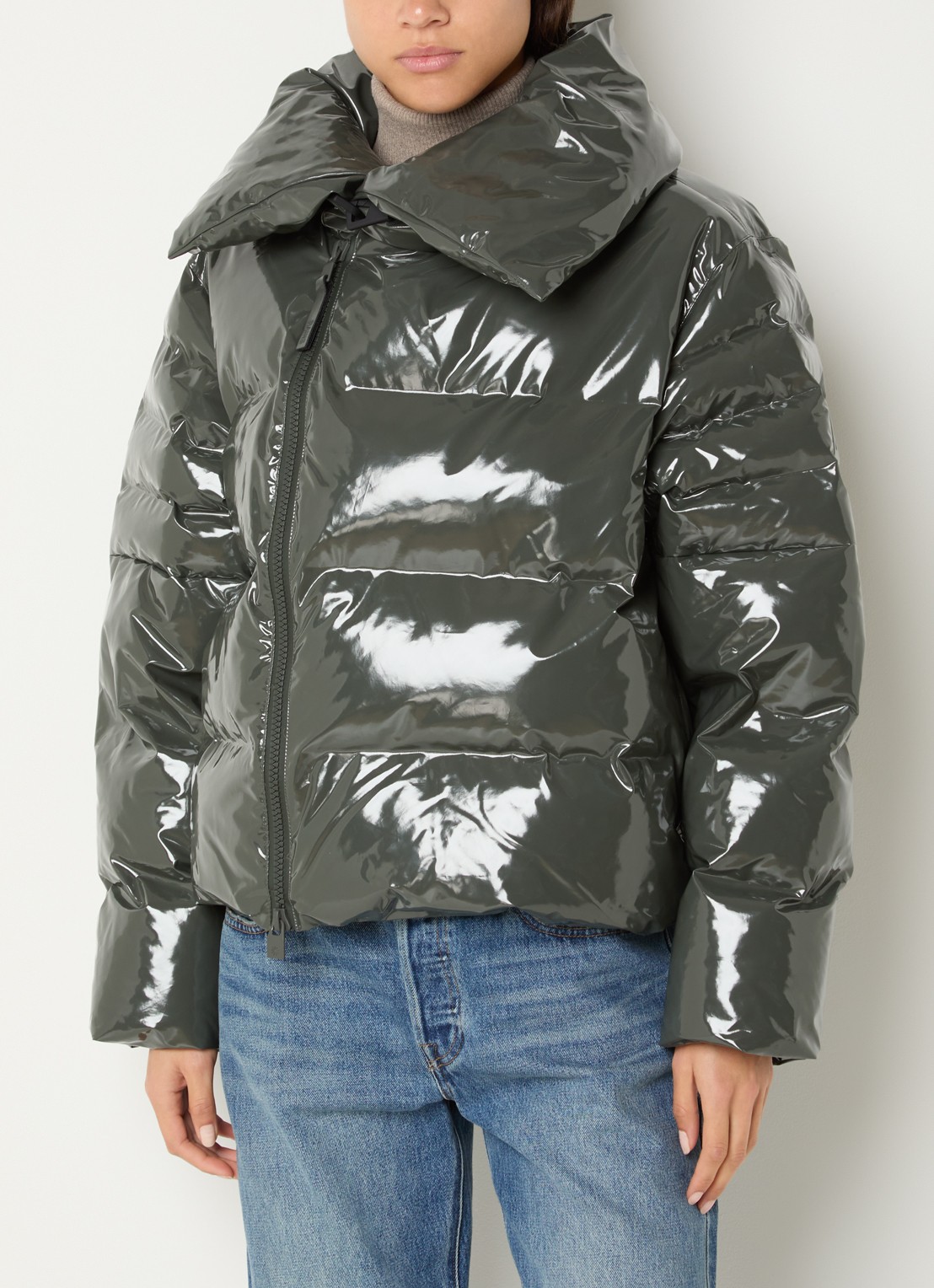 Rains Alta Vision puffer jas met waterafstotende coating en glanzende finish - detail 3 legergroen