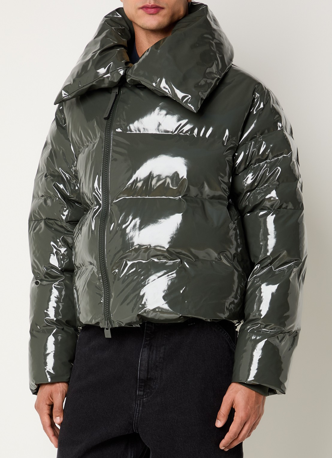 Rains Alta Vision puffer jas met waterafstotende coating en glanzende finish - detail 4 legergroen