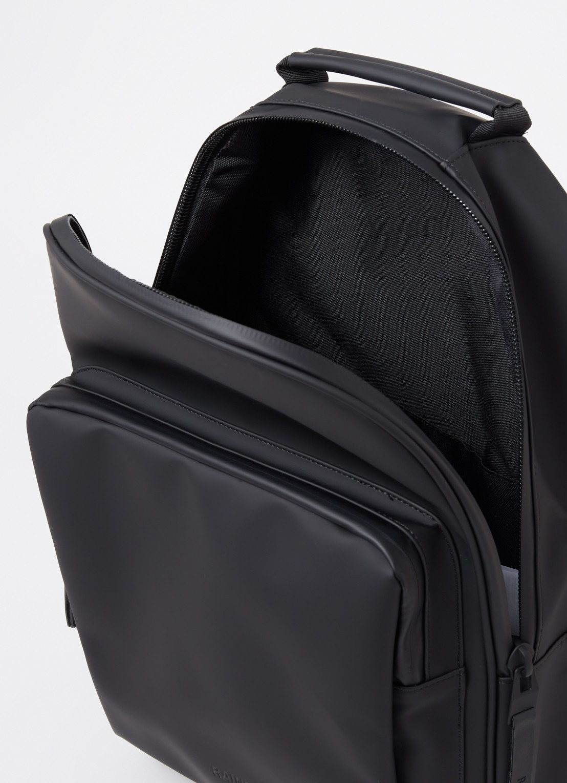 Rains Book Daypack W3 Large rugzak met 16 inch laptopvak en waterafstotende coating   - detail 3 zwart