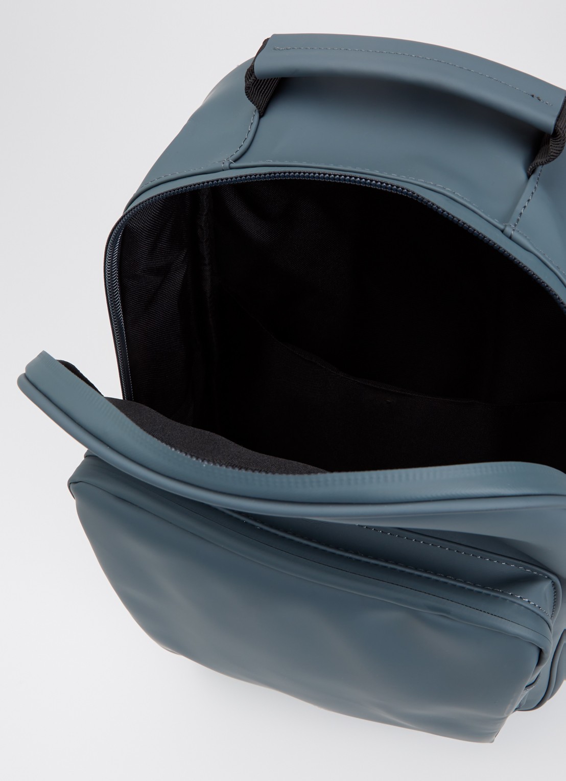 Rains Book Daypack W3 Large rugzak met 16 inch laptopvak en waterafstotende coating   - detail 3 staalblauw