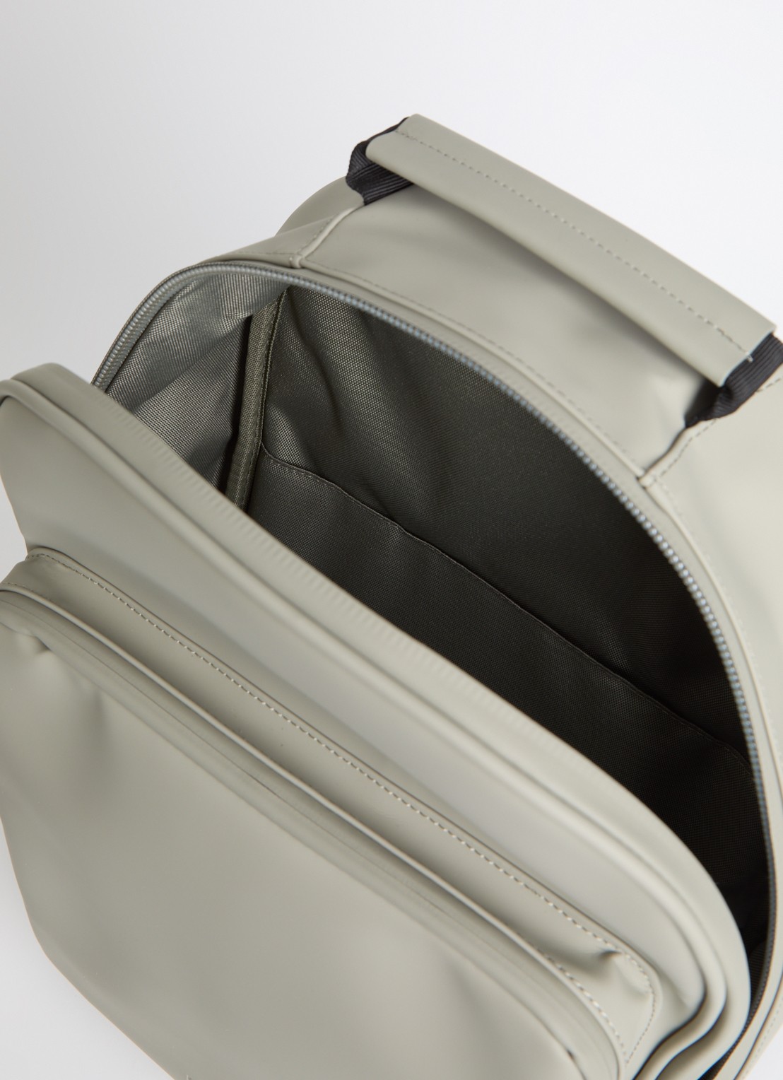 Rains Book Daypack W3 Large rugzak met 16 inch laptopvak en waterafstotende coating   - detail 2 khaki