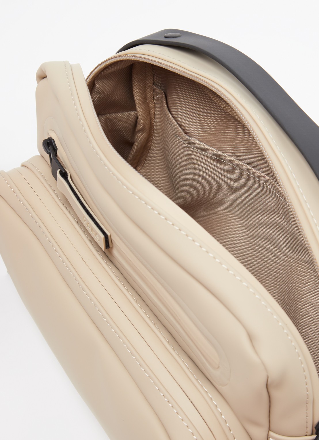 Rains Cargo Box schoudertas met afneembare schouderriem - detail 3 zand