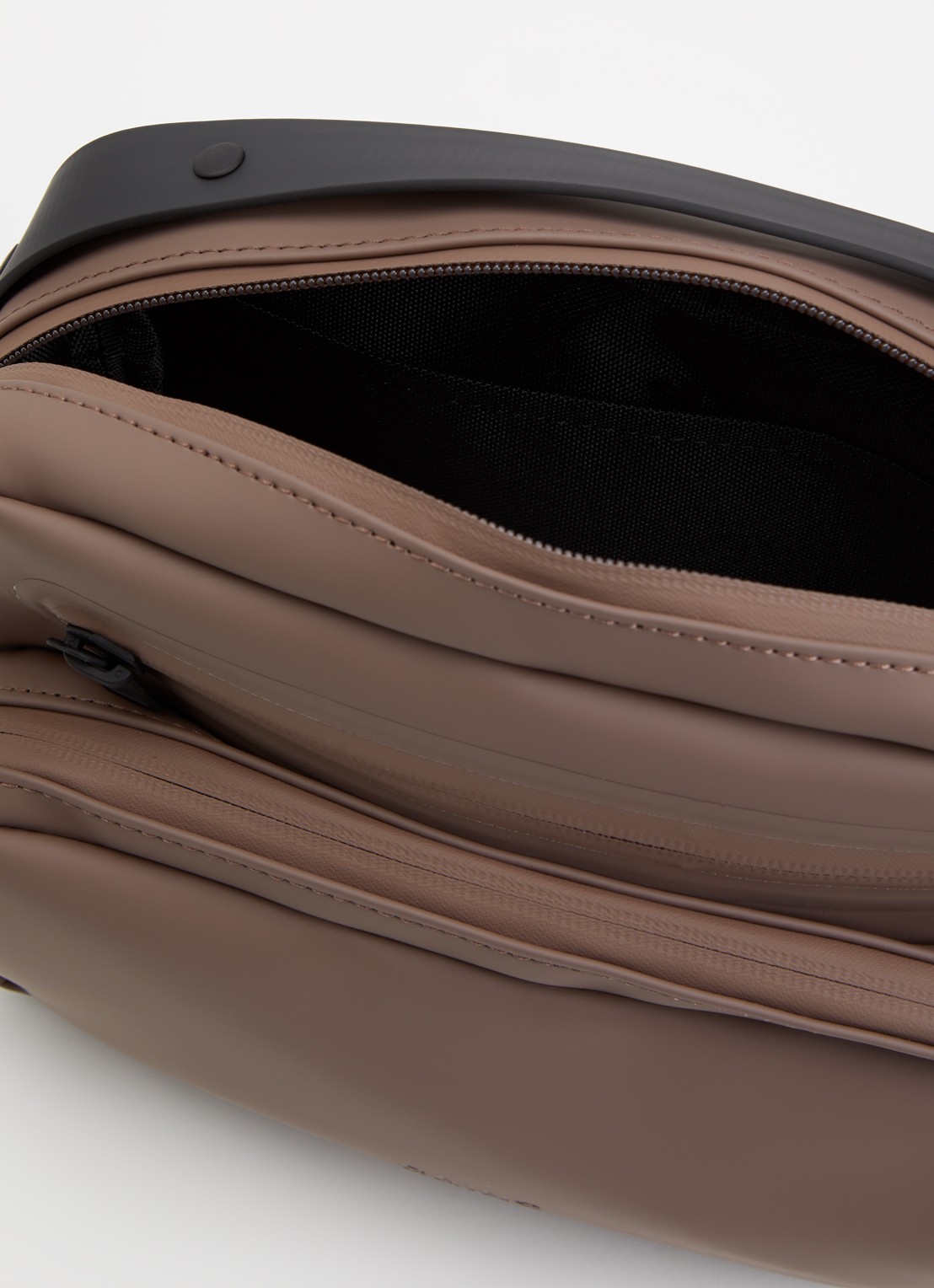 Rains Cargo Box schoudertas met afneembare schouderriem - detail 2 lichtbruin