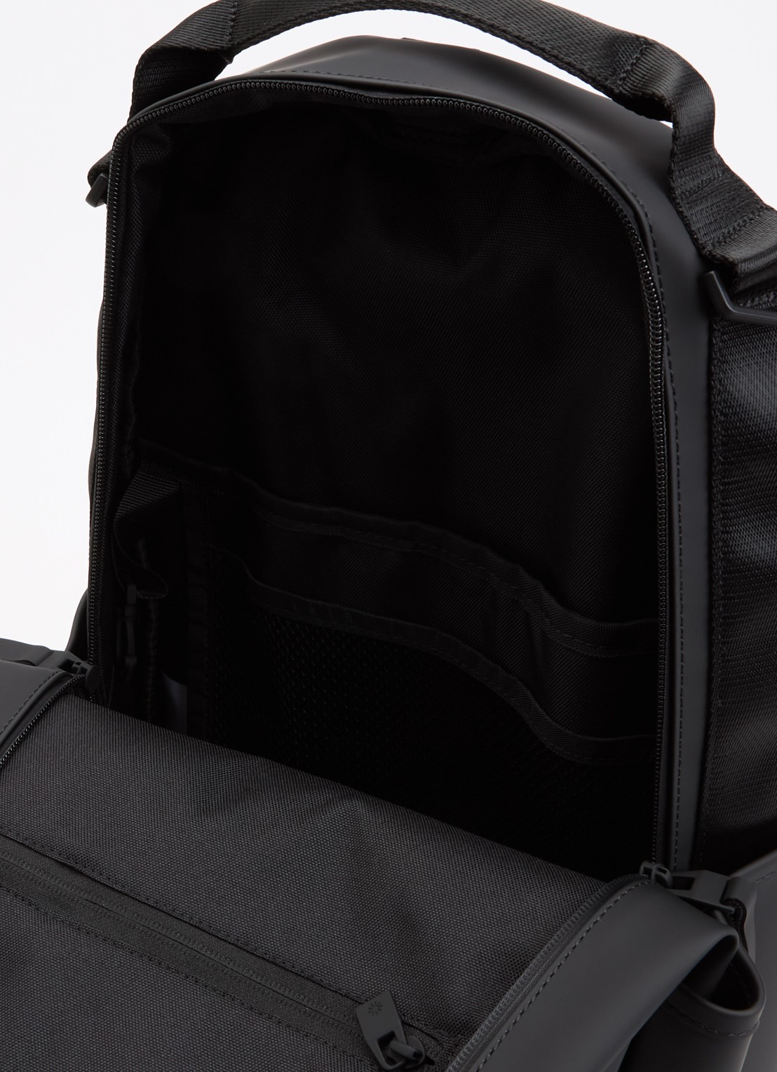 Rains Clip Front rugzak met 14 inch laptopvak en waterafstotende coating - detail 2 zwart
