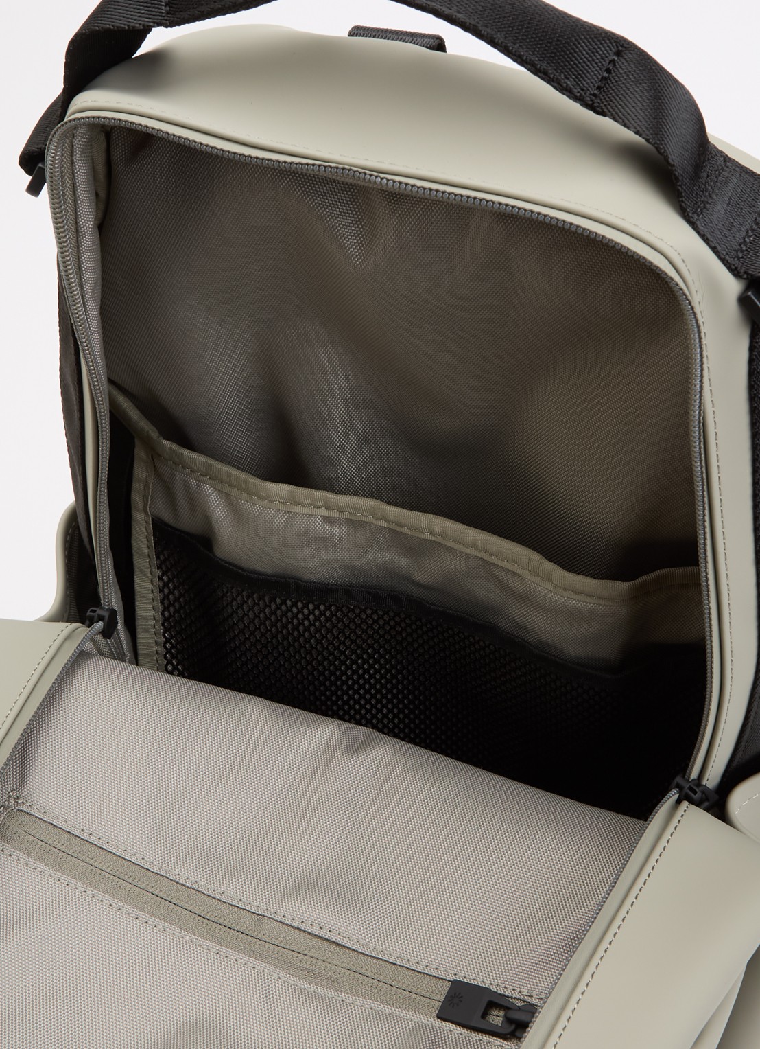 Rains Clip Front rugzak met 14 inch laptopvak en waterafstotende coating - detail 2 donkerbeige