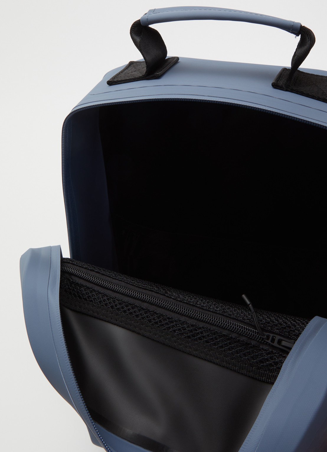 Rains Deepwater rugzak met 15 inch laptopvak en waterdichte coating - detail 2 blauwgrijs