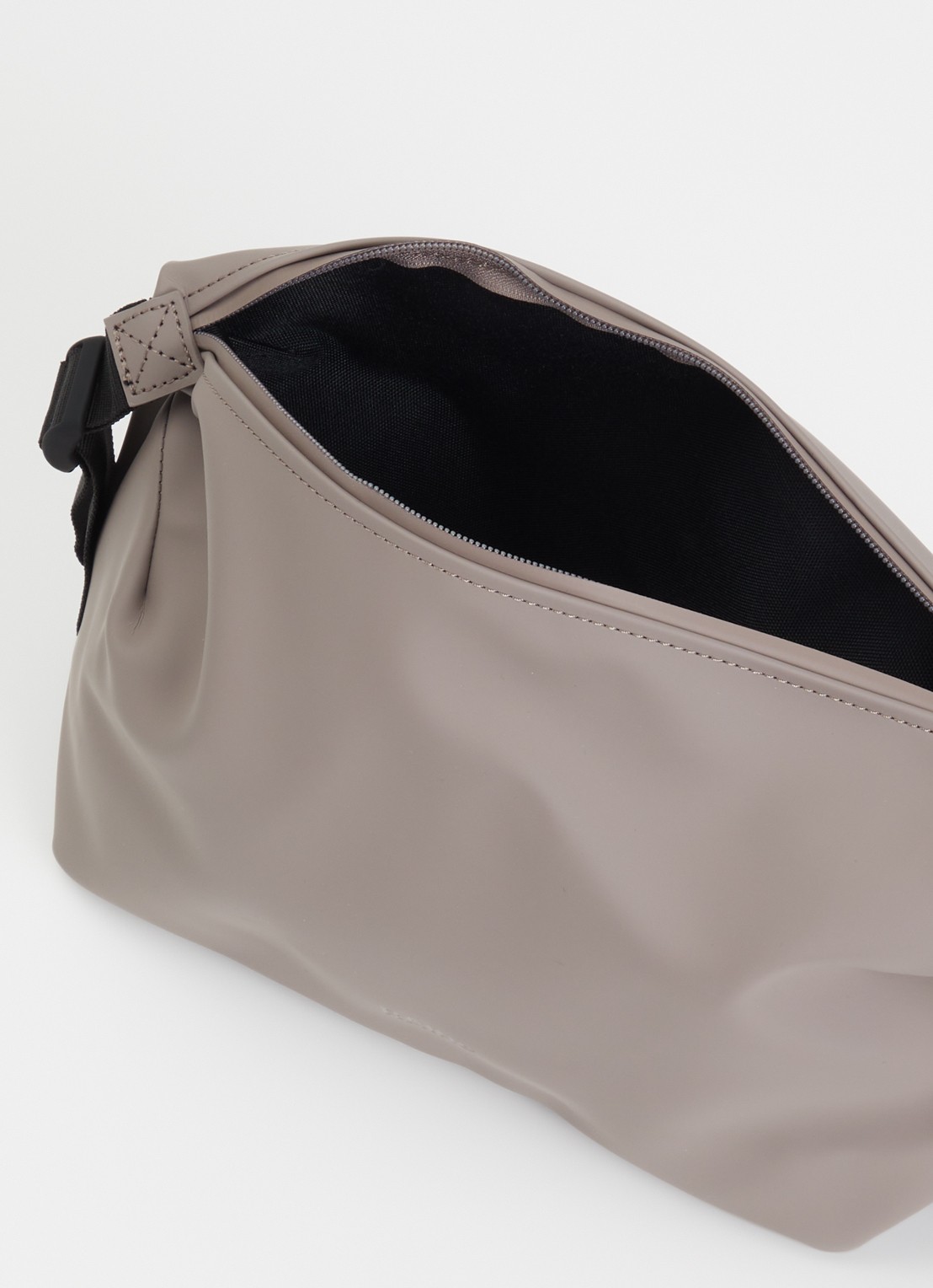 Rains Hilo Large toillettas met waterafstotende coating - detail 2 donkerbeige