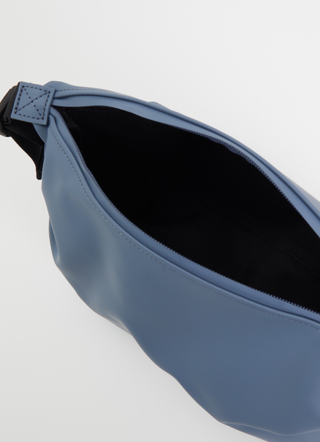 Rains Hilo Large toillettas met waterafstotende coating - detail 2 blauwgrijs