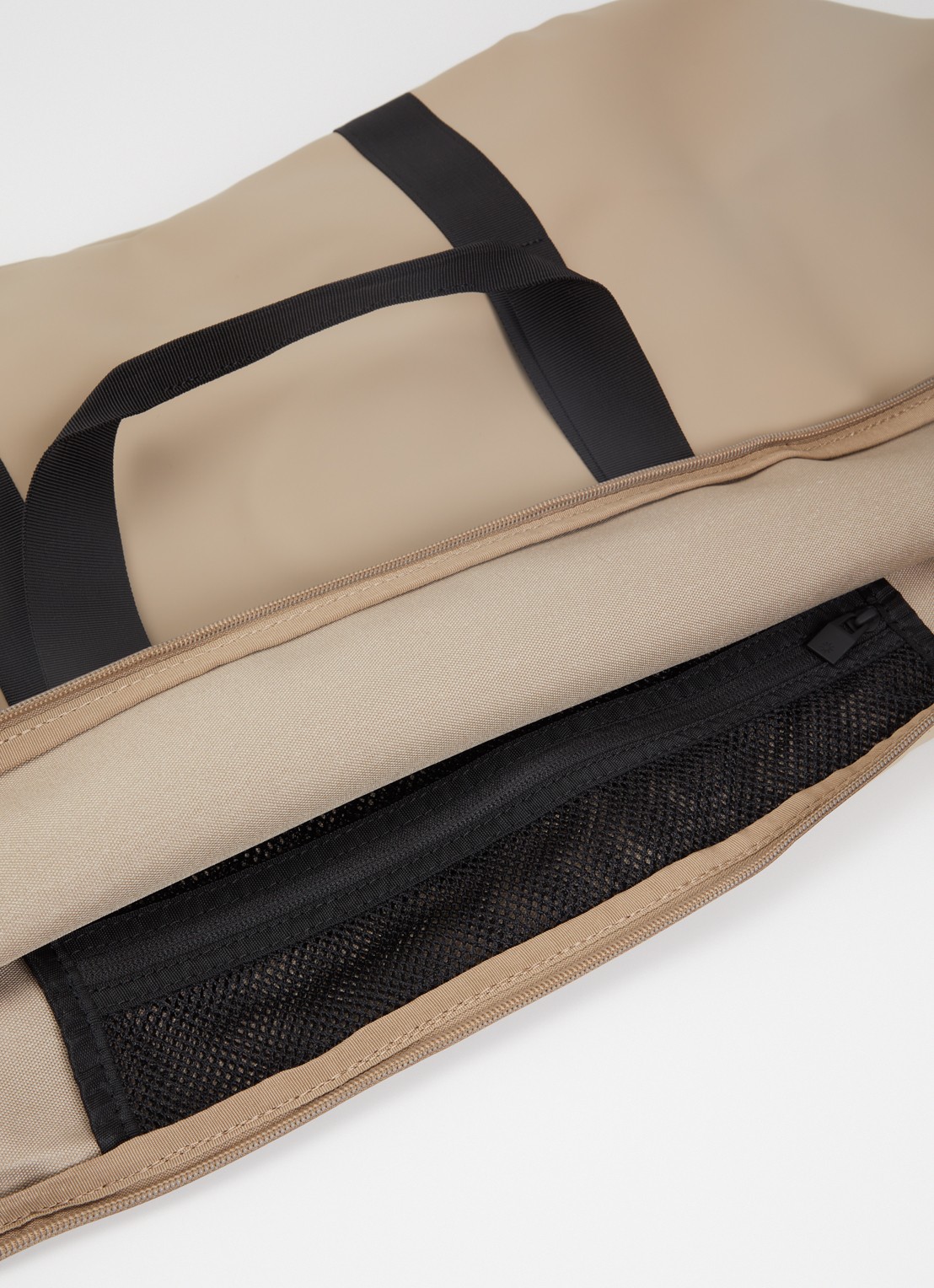 Rains Hilo Large weekendtas met waterafstotende coating - detail 3 beige